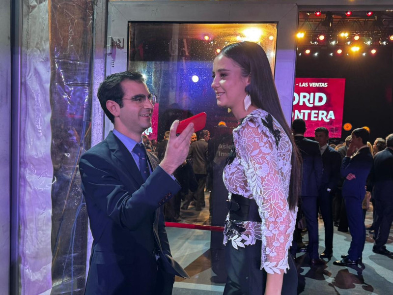 Victoria Federica atendiendo a Pablo Rivas para El Albero de COPE.es