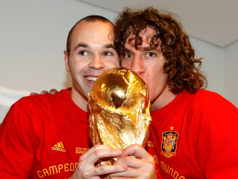 Andrés Iniesta y Carles Puyol con la Copa del Mundo