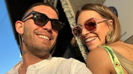 Víctor Elías posa junto a su esposa, la cantante Ana Guerra, en una foto publicada en redes