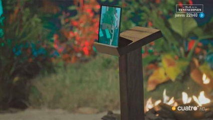 Los concursantes ven las imágenes de lo que hacen sus parejas en una tablet.