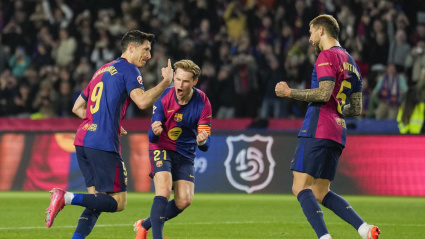 Lewandowski celebra con sus compañeros el gol del Barcelona