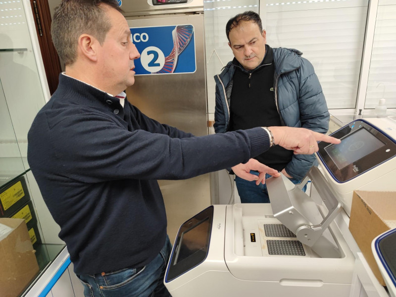 Javier López Viana muestra uno de los equipos tecnológicos con los trabajan en el Laboratorio de Xenética Molecular