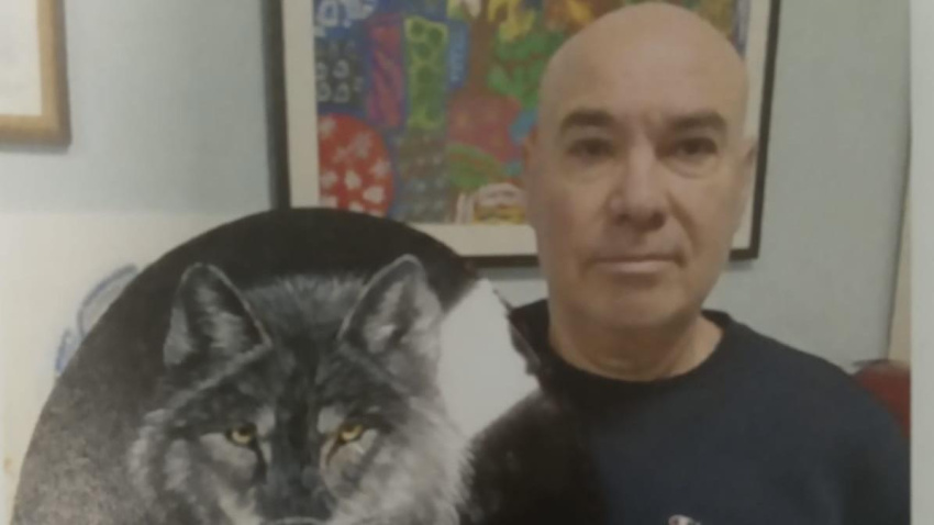 Alvaro Ferreira con una máscara elaborada artesanalmente de cigarrón