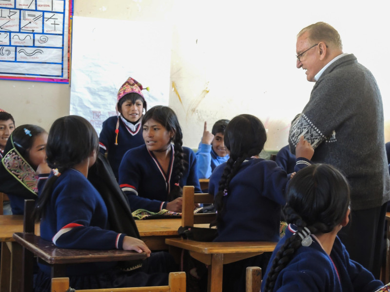 Nicolás Castellanos conversa con alumnos de la escuela Ayllu Masajaya construida por Hombres Nuevos en la comunidad de Japo en el altiplano boliviano el año 2016