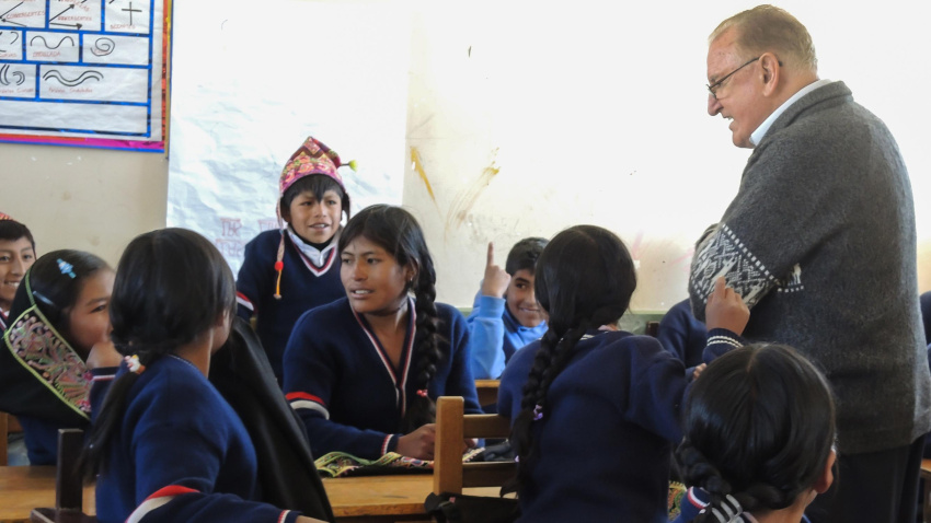 Nicolás Castellanos conversa con alumnos de la escuela Ayllu Masajaya construida por Hombres Nuevos en la comunidad de Japo en el altiplano boliviano el año 2016