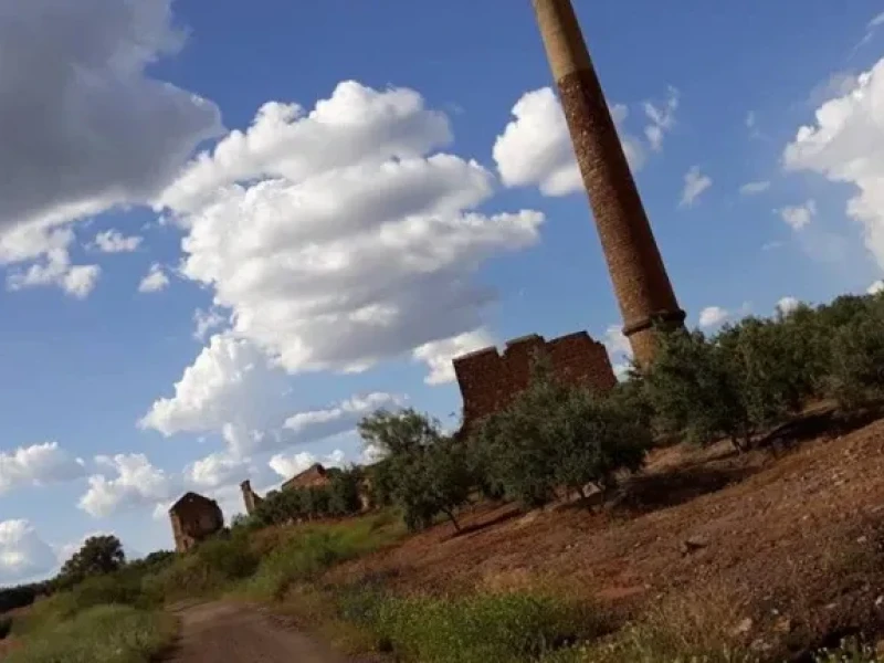 Durante el recorrido, se pueden apreciar las huellas del pasado minero que han marcado a la comarca