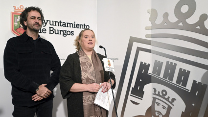 La alcaldesa de Burgos, Cristina Ayala, presenta al pregonero del Carnaval 2025 de la ciudad, Diego Galaz, y su compañero de Fetén Fetén