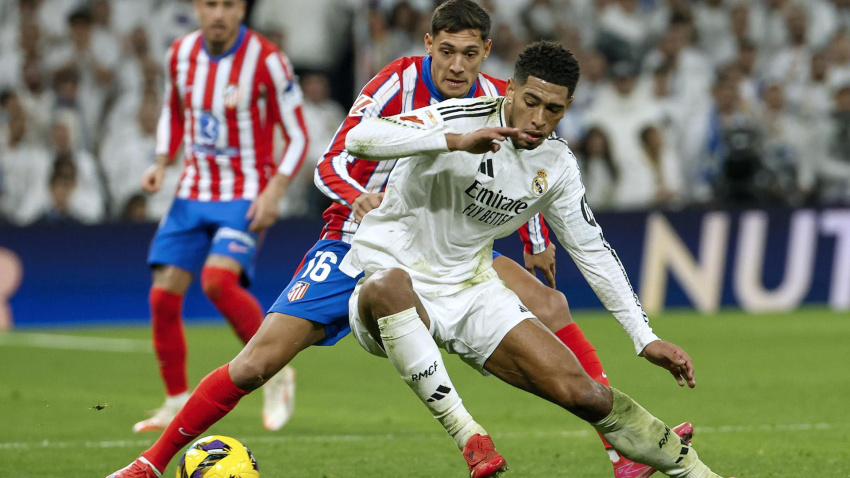 El centrocampista británico del Real Madrid Jude Bellingham (d) lucha con Nahuel Molina, del Atlético de Madrid