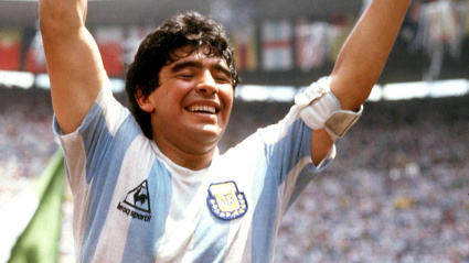 Diego Armando Maradona es levantado a hombros tras ganar el Mundial en 1986.