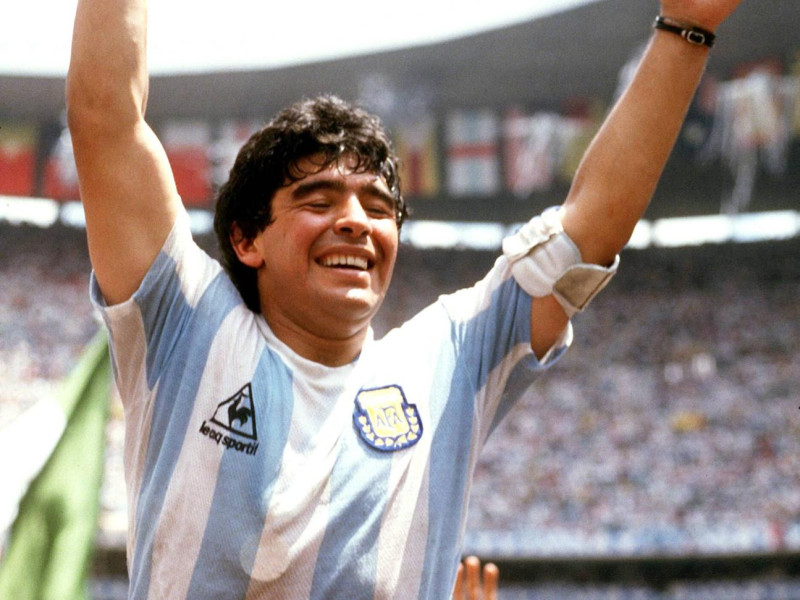 Diego Armando Maradona es levantado a hombros tras ganar el Mundial en 1986.
