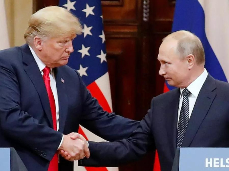 Donald Trump y Vladimir Putin se estrechan las manos