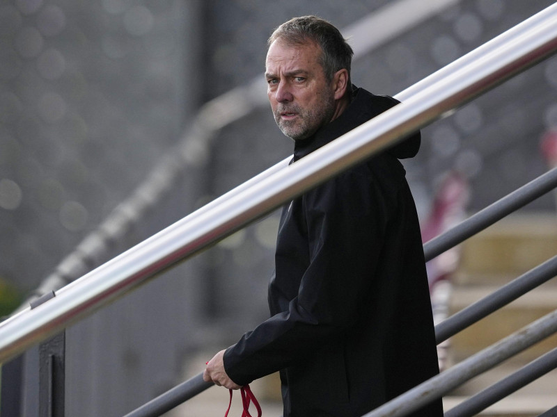 El entrenador del Barcelona, Hansi Flick, antes de un entrenamiento