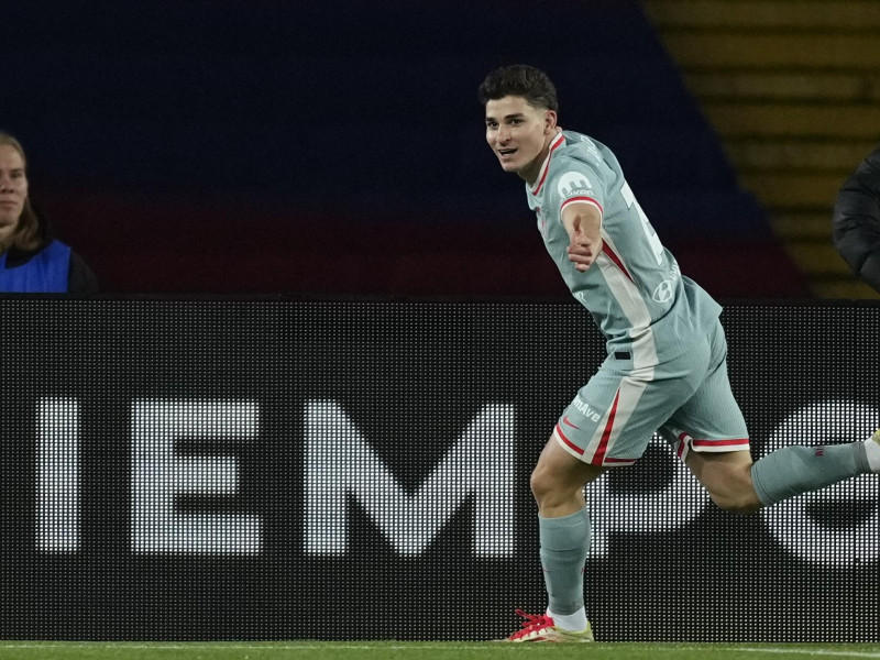 El delantero del Atlético Julián Álvarez celebra tras marcar