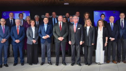 Foto de familia con algunos de los asistentes al acto