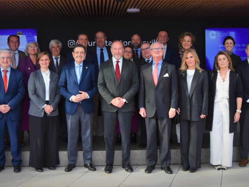 Foto de familia con algunos de los asistentes al acto