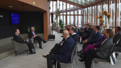 Uno de los momentos de la intervención de García-Palacios en 'Encuentros en Torre Sevilla', ciclo organizado por COPE Sevilla y la Universidad CEU Fernando III