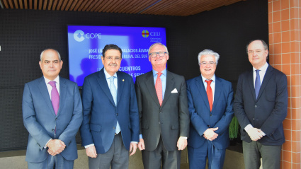 Joaquín López-Sáez, director de COPE Sevilla, en el centro, junto a representantes de CEU Andalucía y Universidad CEU Fernando III