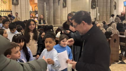 El cardenal Cobo reparte rosarios entre los más pequeños que han realizado los dibujos para Francisco