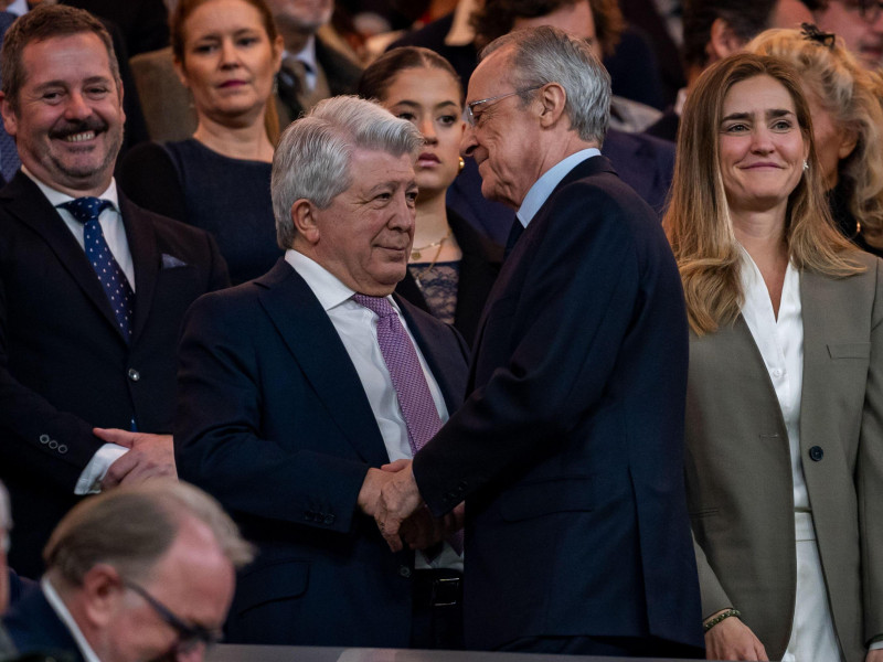 Enrique Cerezo (izq.), presidente del Atlético de Madrid, anima a Florentino Pérez (der.), presidente del Real Madrid CF, durante el partido de fútbol de La Liga EA Sports 2024/25 entre el Real Madrid CF y el Atlético de Madrid en el Estadio Santiago Bernabéu el 08 de febrero de 2025 en Madrid, España