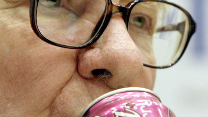 Warren Buffett, presidente del Berkshire Hathaway, bebe un sorbo de Coca-Cola de cereza