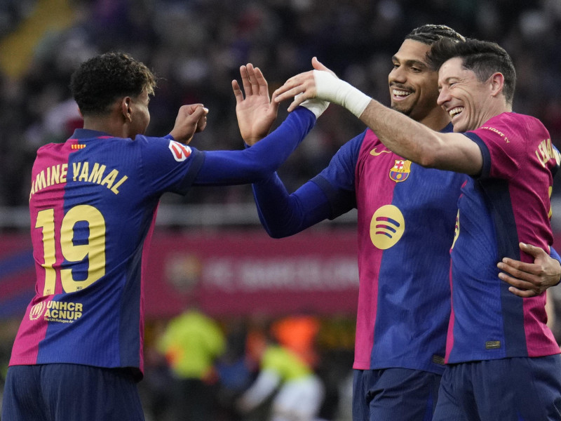 Los jugadores del Barcelona celebran el gol de Araujo durante el partido ante la Real Sociedad