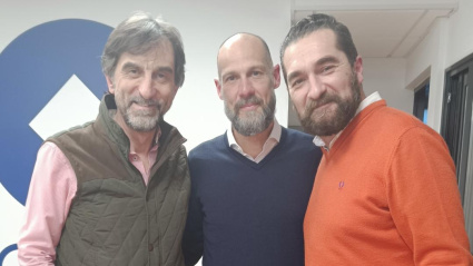 Fran Mancilla, hermano mayor de Las Angustias, junto a los miembros del equipo de 'Carrera Oficial'