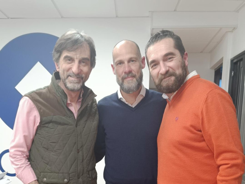 Fran Mancilla, hermano mayor de Las Angustias, junto a los miembros del equipo de 'Carrera Oficial'