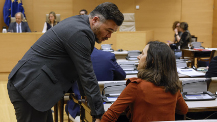 La líder de Podemos, Ione Belarra conversa con el portavoz de ERC, Gabriel Rufián, durante la comisión de investigación del Congreso sobre la llamada operación Cataluña