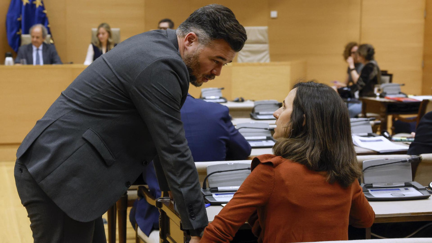 La líder de Podemos, Ione Belarra conversa con el portavoz de ERC, Gabriel Rufián, durante la comisión de investigación del Congreso sobre la llamada operación Cataluña