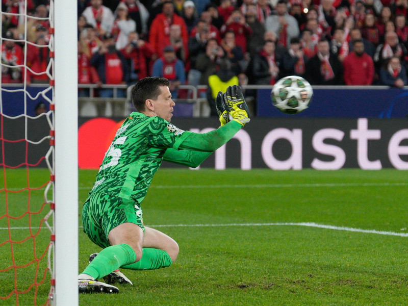 Wojciech Szczesny detiene un balón en el Benfica-Barcelona.