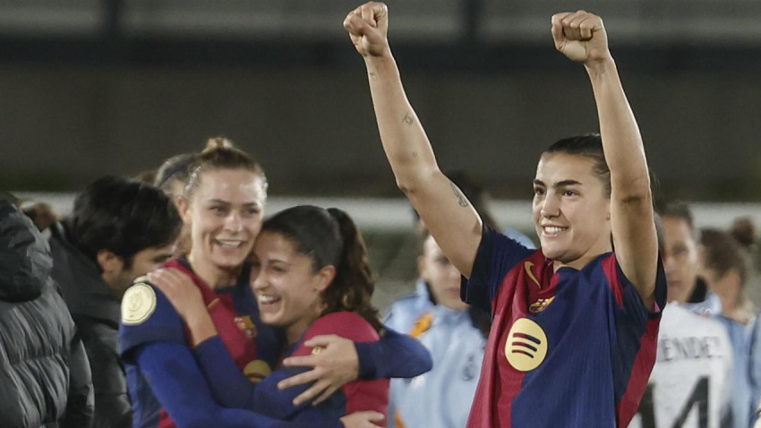 Varias jugadoras del Barcelona celebran la victoria contra el Real Madrid en la Copa de la Reina.