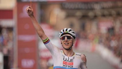 El esloveno celebra la victoria en Siena que le otorga su tercera Strade Bianche.