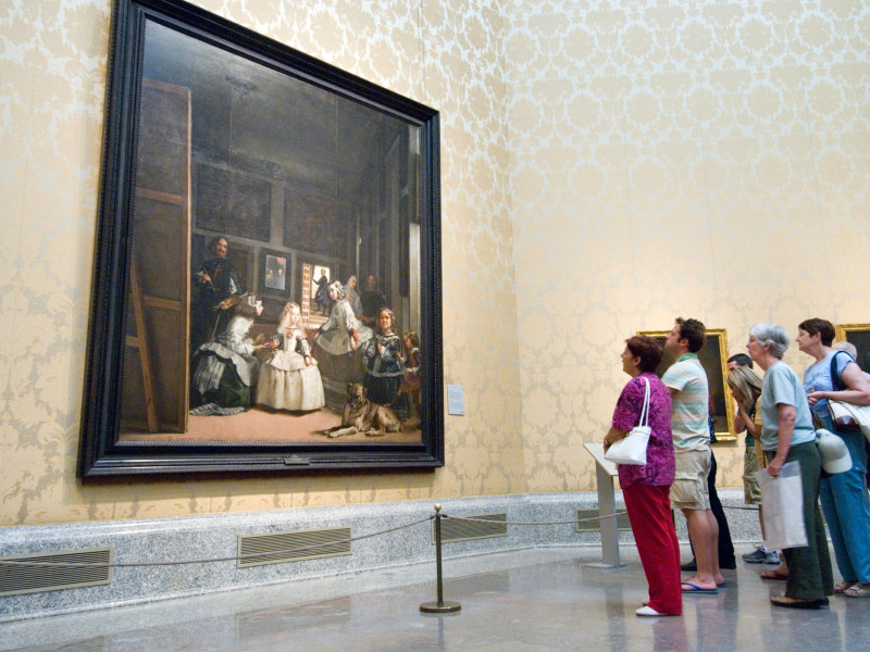 Un grupo de gente observa 'Las Meninas' de Velázquez en el Museo del Prado