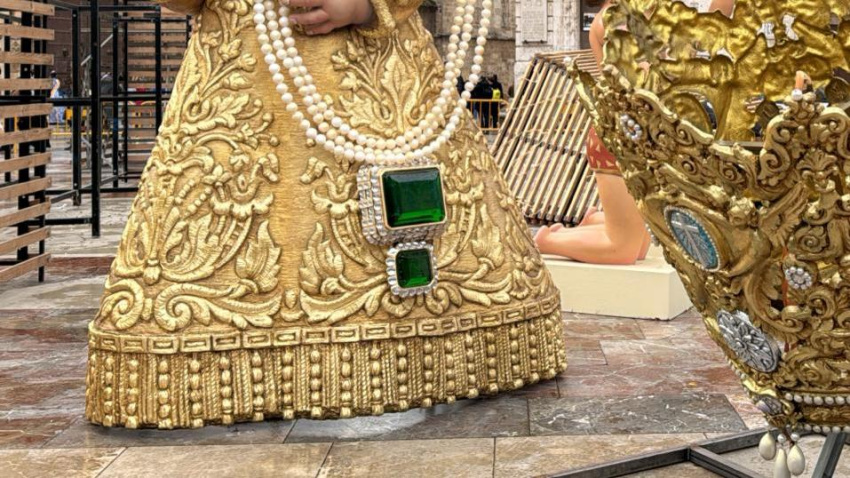 La joya de Isabel II colocada en el cadafal