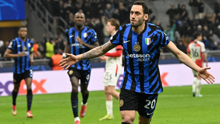 Milan (Italy), 11/03/2025.- Inter Milans midfielder Hakan Calhanoglu celebrates scoring the 2-1 lead during the UEFA Champions League Round of 16 second leg soccer match between Inter Milan and Feyenoord at the Giuseppe Meazza Stadium in Milan, Italy, 11 March 2025.  (Liga de Campeones, Italia) EFE/EPA/DANIEL DAL ZENNARO