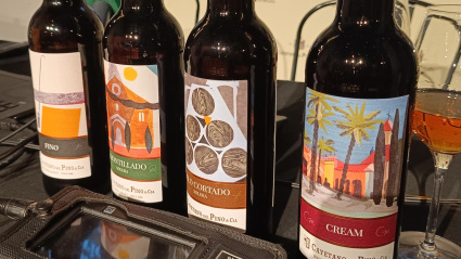 Botellas de Cayetano Solera etiquetadas con los nuevos diseños del artista Miki Leal