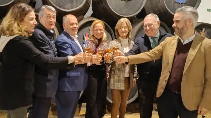 Brindis por los nuevos productos de Cayetano del Pino