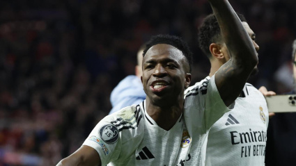 El delantero brasileño del Real Madrid, Vinicius Junior, celebra su pase a cuartos tras derrotar en la tanda de penaltis al Atlético de Madrid en el encuentro de vuelta de los octavos de final de la Liga de Campeones que han disputado este miércoles en el estadio Metropolitano