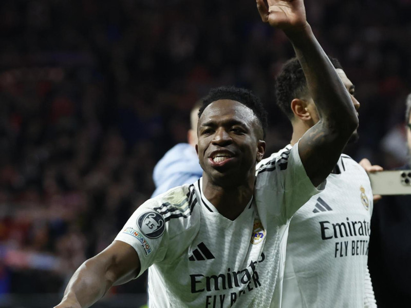 El delantero brasileño del Real Madrid, Vinicius Junior, celebra su pase a cuartos tras derrotar en la tanda de penaltis al Atlético de Madrid en el encuentro de vuelta de los octavos de final de la Liga de Campeones que han disputado este miércoles en el estadio Metropolitano