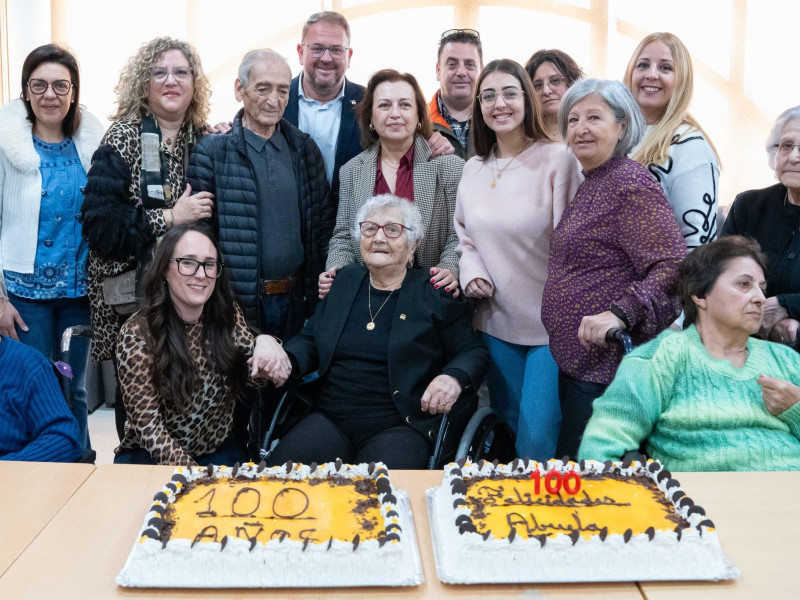 Manuela junto a su familia y representantes del Ayuntamiento de Mérida