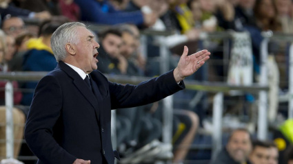Carlo Ancelotti da instrucciones a sus jugadores en el Villarreal - Real Madrid
