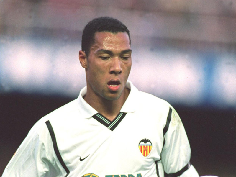 John Carew, en un partido con el Valencia