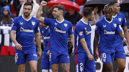 Los jugadores del Athletic celebran el gol de Yeray ante el Sevilla