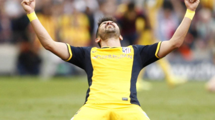 David Villa celebra el título liguero del Atlético de Madrid en el Camp Nou