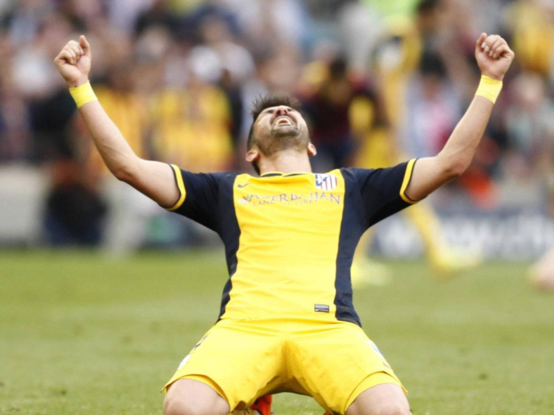 David Villa celebra el título liguero del Atlético de Madrid en el Camp Nou