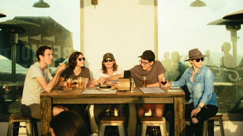 Un grupo de amigos comiendo