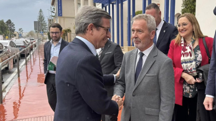 El Consejero de Industria, Energías y Minas se interesa por el tráfico de minerales por el Puerto de Motril