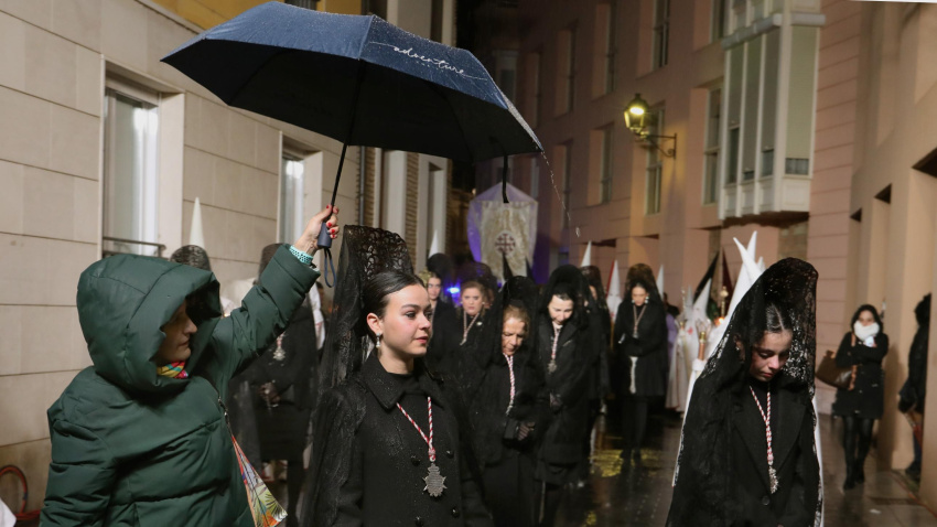 Procesión del Santo Entierro de Palencia Cofrades del Santo Sepulcro al inicio de la procesión del Santo Entierro
