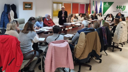 El Hospital Universitario de Jaén ha acogido una sesión formativa de la Escuela de Pacientes de Ictus, la primera de su tipo en Andalucía. Esta actividad, que ha contado con la colaboración de la Asociación de Daño Cerebral de Jaén y la Unidad de Neurología, tiene como objetivo formar a los participantes para que se conviertan en formadores y puedan asistir a otras personas que atraviesen este proceso.La sesión ha tenido lugar en el Hospital Médico-Quirúrgico, bajo la dirección de Joan Carles March, profesor de la Escuela Andaluza de Salud Pública, médico especialista en Medicina Preventiva y Salud Pública, y doctor en Medicina por la Universidad Autónoma de Barcelona.El ictus, una enfermedad cerebrovascular causada por la disminución u obstrucción del flujo sanguíneo al cerebro, impide que las células nerviosas reciban el oxígeno necesario para su funcionamiento. Esta condición, dependiente del tiempo, se considera uno de los problemas de salud más graves, con un importante impacto socio-sanitario, siendo el trastorno neurológico más frecuente.A pesar de los avances en el manejo del ictus en Andalucía, se estima que la incidencia alcanza los 220 casos por cada 100.000 habitantes al año, lo que representa aproximadamente 18.000 casos anuales. En consecuencia, se calcula que uno de cada cuatro andaluces sufrirá un ictus en algún momento de su vida. La Organización Mundial de la Salud prevé un incremento del 27% en la incidencia de ictus hasta 2025, debido al progresivo envejecimiento de la población.El formato grupal de las intervenciones en la Escuela de Pacientes ofrece un apoyo social y emocional significativo para los pacientes y sus cuidadores, generando un espacio de desahogo y apoyo mutuo. Además, se busca fomentar una actitud de afrontamiento activo ante las adversidades de la enfermedad.La Escuela de Pacientes, iniciativa de la Consejería de Salud y Consumo y coordinada por la Escuela Andaluza de Salud Pública (EASP), tiene como objetivo formar a pacientes y cuidadores para que profundicen en el conocimiento de las patologías que afectan sus vidas. A través de este enfoque, se busca enseñar las mejores formas de cuidar y de cuidarse.Actualmente, la Escuela de Pacientes cuenta con más de 30 aulas de formación entre iguales, que abarcan temáticas como el cáncer de mama, las ostomías, la EPOC, la insuficiencia cardíaca, la fibromialgia, la diabetes, el cuidado de personas cuidadoras y la enfermedad renal. El Hospital Universitario de Jaén ha sido el primero en Andalucía en desarrollar talleres sobre lupus y epilepsia.