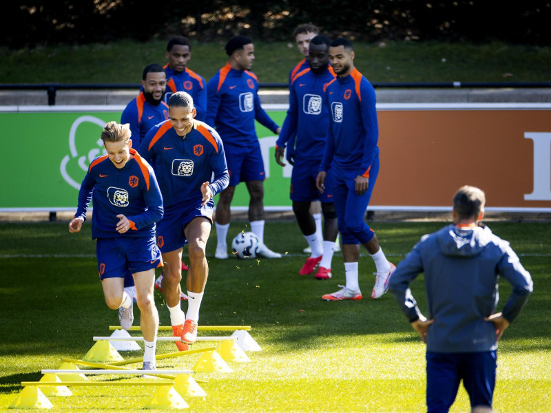 Frenkie de Jong y Van Dijk durante el entrenamiento de Países Bajos